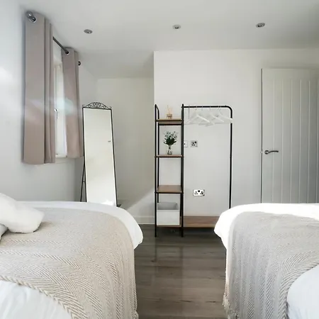 Spacious & Modern 3 Bedroom House - Free Parking - Front & Back Garden - Private Main Door Entrance Apartment
