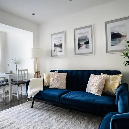 Spacious & Modern 3 Bedroom House - Free Parking - Front & Back Garden - Private Main Door Entrance Apartment Edinburgh