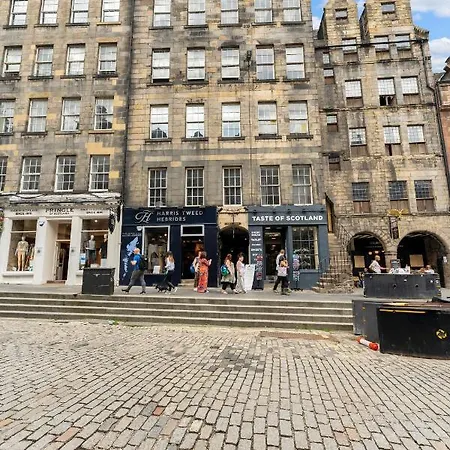 Unique 2 Bedroom Castle - Near Castle & Royal Mile *