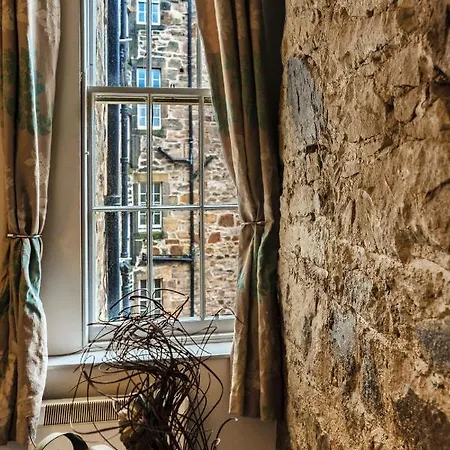 Unique 2 Bedroom Castle - Near Castle & Royal Mile Edinburgh