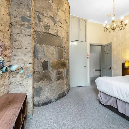 Unique 2 Bedroom Castle - Near Castle & Royal Mile Edinburgh