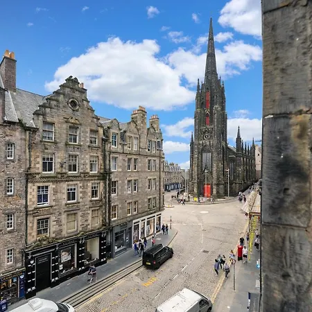 Unique 2 Bedroom Castle - Near Castle & Royal Mile Edinburgh