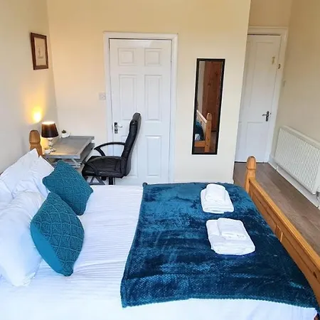 Spacious Ensuite In Centre - Five Star Amenities - Excellent Location 게스트하우스 *