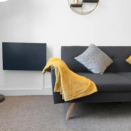 Modern & Spacious 1 Bedroom - Close To Centre - Sleeps Up To 3 Guests *