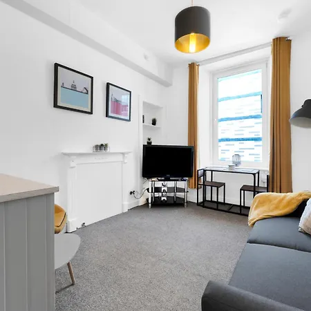 Modern & Spacious 1 Bedroom - Close To Centre - Sleeps Up To 3 Guests Apartament