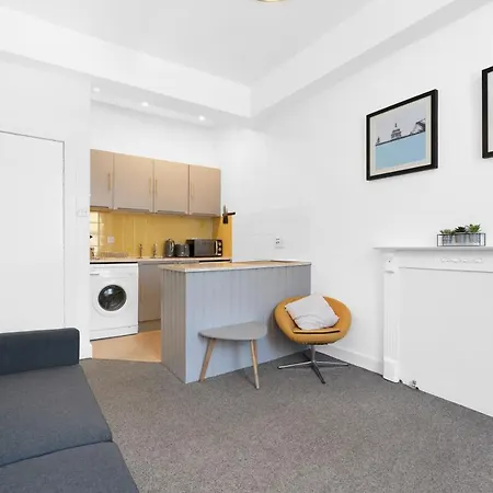 Modern & Spacious 1 Bedroom - Close To Centre - Sleeps Up To 3 Guests Apartament