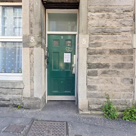Modern & Spacious 1 Bedroom - Close To Centre - Sleeps Up To 3 Guests *