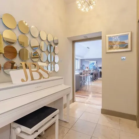 Joivy Beautiful Penthouse With Terrace & Jacuzzi Edinburg