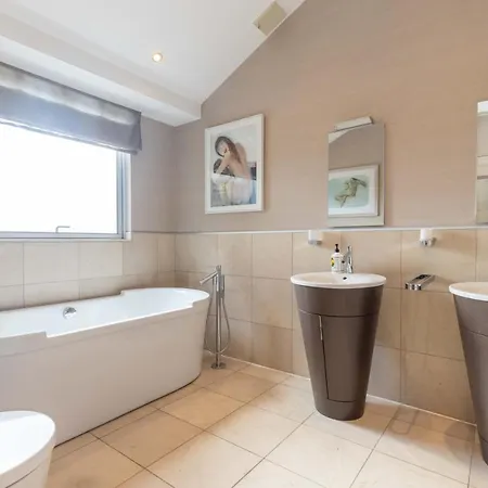 Joivy Beautiful Penthouse With Terrace & Jacuzzi Apartment *