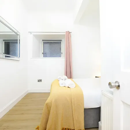 Gorgeous In Excellent Location - - Five Star Amenities Edimburgo