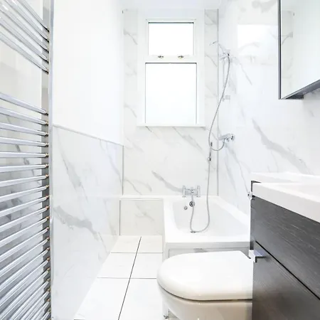 Stunning Modern 3 Bedroom Apartment *