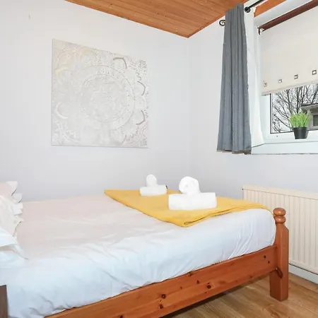 Beautiful 4 Bedroom - Ideal Location - Free Parking