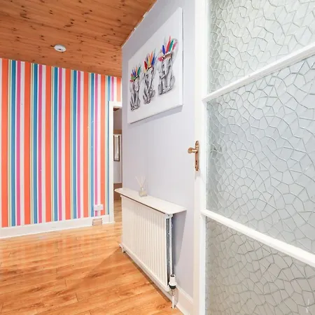 Beautiful 4 Bedroom - Ideal Location - Free Parking Ferienhaus