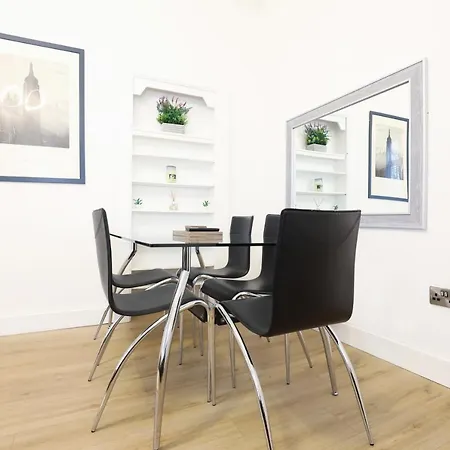 Apartment Stunning Modern 3 Bedroom *