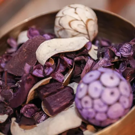 Beautiful 4 Bedroom - Ideal Location - Free Parking Holiday home *