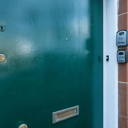 Gorgeous In Excellent Location - - Five Star Amenities Edimburgo