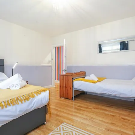 Beautiful 4 Bedroom - Ideal Location - Free Parking