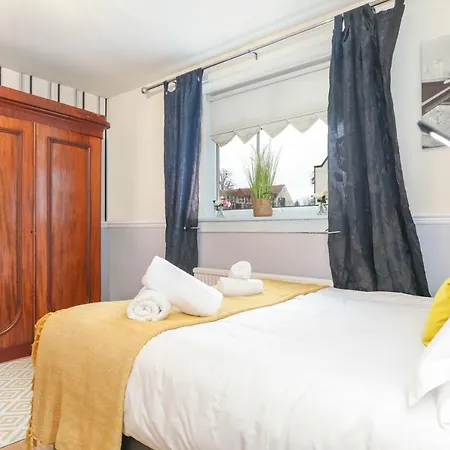Beautiful 4 Bedroom - Ideal Location - Free Parking Ferienhaus *