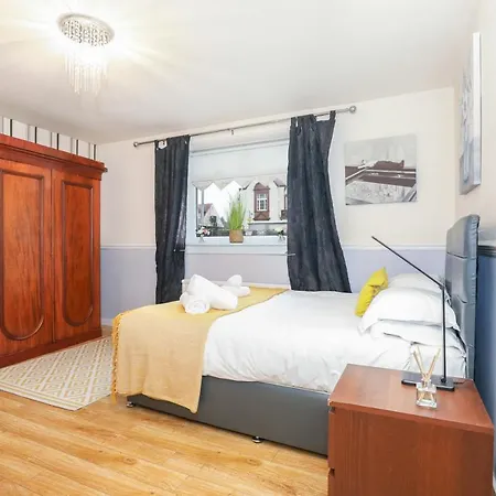 Beautiful 4 Bedroom - Ideal Location - Free Parking Ferienhaus