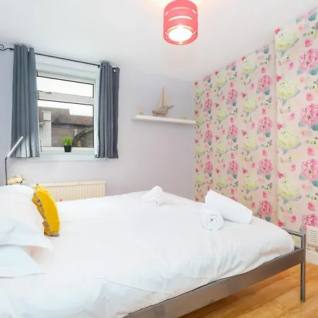 Beautiful 4 Bedroom - Ideal Location - Free Parking Edinburgh