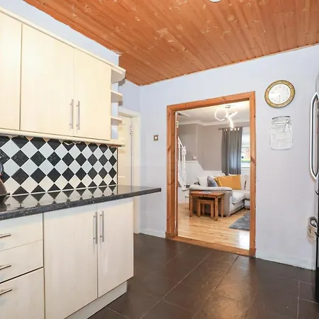 Beautiful 4 Bedroom - Ideal Location - Free Parking Holiday home *