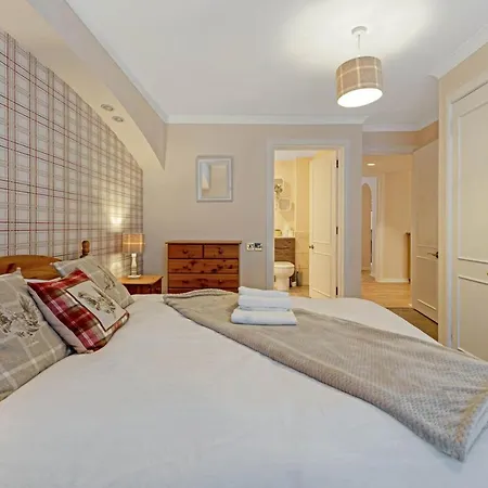 Elegant & Unique Getaway - Spacious 3 Bedroom, 2 Bathroom Centre - Free Allocated Parking.