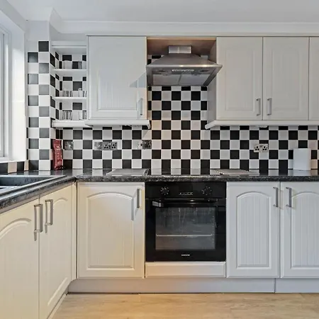 Elegant & Unique Getaway - Spacious 3 Bedroom, 2 Bathroom Centre - Free Allocated Parking. Edinburgh