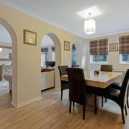Elegant & Unique Getaway - Spacious 3 Bedroom, 2 Bathroom Centre - Free Allocated Parking.