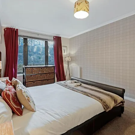 شقة Elegant & Unique Getaway - Spacious 3 Bedroom, 2 Bathroom Centre - Free Allocated Parking.