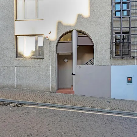 Elegant & Unique Getaway - Spacious 3 Bedroom, 2 Bathroom Centre - Free Allocated Parking.