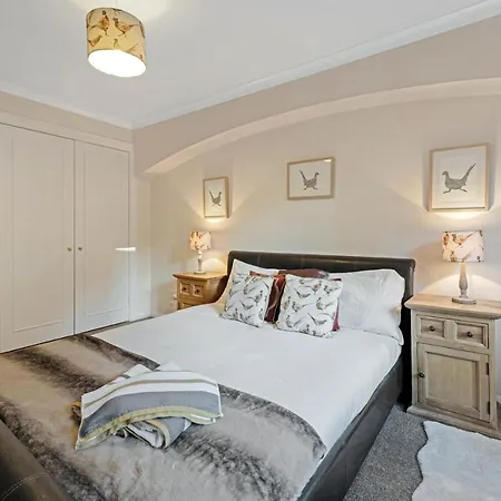 شقة Elegant & Unique Getaway - Spacious 3 Bedroom, 2 Bathroom Centre - Free Allocated Parking.