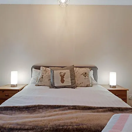 Elegant & Unique Getaway - Spacious 3 Bedroom, 2 Bathroom Centre - Free Allocated Parking. * Edinburgh