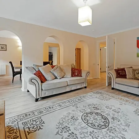 Elegant & Unique Getaway - Spacious 3 Bedroom, 2 Bathroom Centre - Free Allocated Parking. شقة *