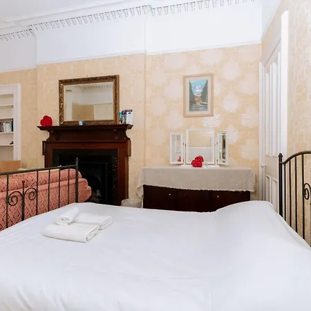 Spacious 4 Bedroom Near The Meadowsold Town