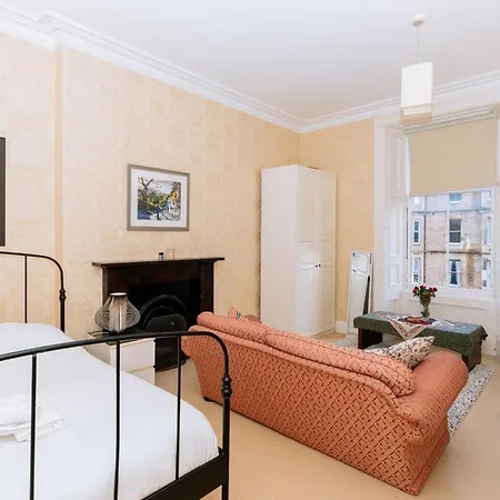 아파트 Spacious 4 Bedroom Near The Meadowsold Town