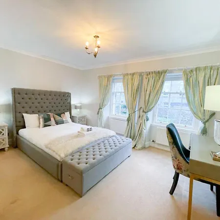 Sophisticated 3br With Garden, Quiet New Town Lane Apartment *