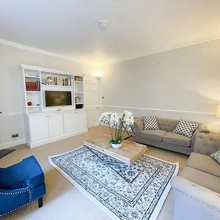 Sophisticated 3br With Garden, Quiet New Town Lane