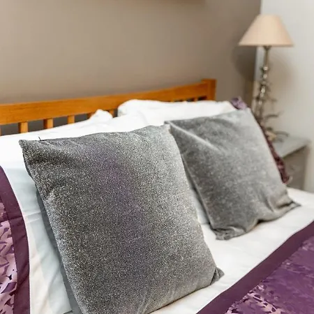 Lägenhet Two Bedroom Within Walking Distance To Centre *