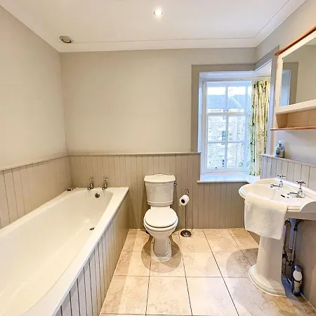 Apartment Sophisticated 3br With Garden, Quiet New Town Lane *