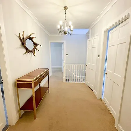 Apartment Sophisticated 3br With Garden, Quiet New Town Lane