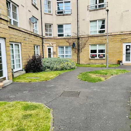 Peaceful 2 Bedroom Flat With Free Parking *