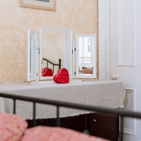 아파트 Spacious 4 Bedroom Near The Meadowsold Town