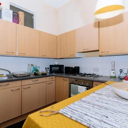 Spacious 4 Bedroom Near The Meadowsold Town