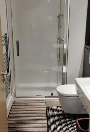 Modern, Centre 1 Bed, Ground Floor דירה