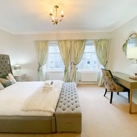 Sophisticated 3br With Garden, Quiet New Town Lane