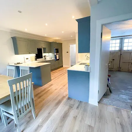 Sophisticated 3br With Garden, Quiet New Town Lane Appartement