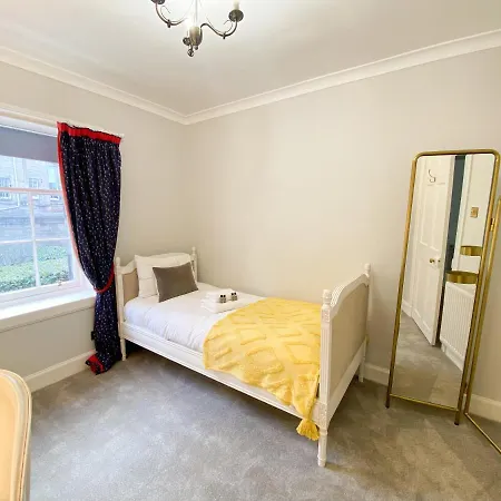 Apartment Sophisticated 3br With Garden, Quiet New Town Lane