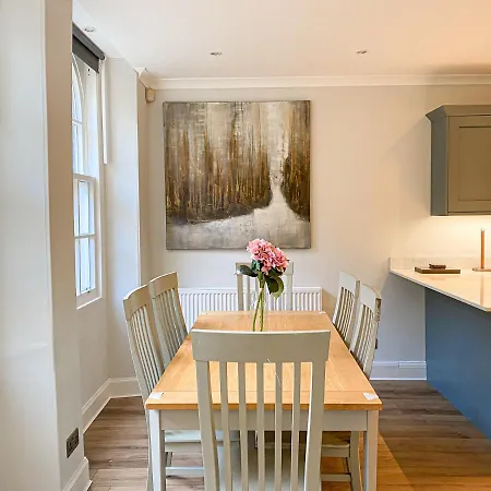 Sophisticated 3br With Garden, Quiet New Town Lane