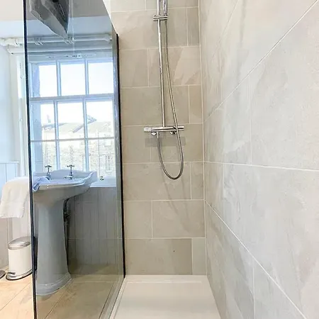 Apartment Sophisticated 3br With Garden, Quiet New Town Lane