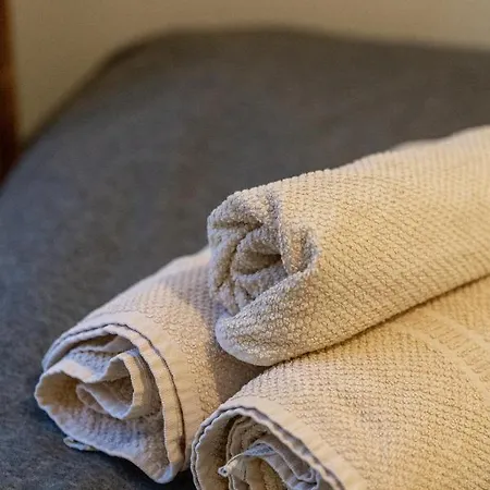 Two Bedroom Within Walking Distance To Centre Lägenhet